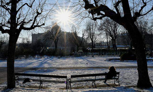 Sonnenschein, Schnee und klirrende Kälte im Volksgarten.