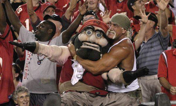Touchdown Tampa Bay, Hulk Hogan krallt sich das Maskottchen