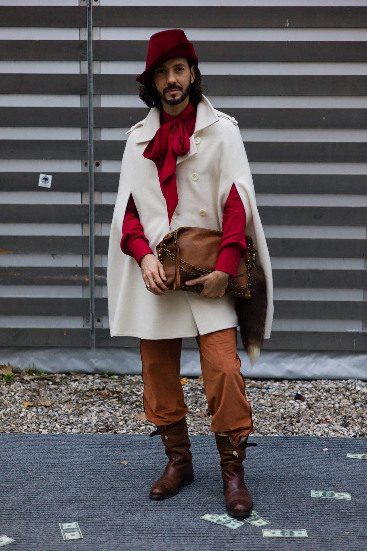 Cape, Schlaufe, Hut. Ein wenig fühlt man sich beim Anblick dieses Outfits an den gestiefelten Kater erinnert.