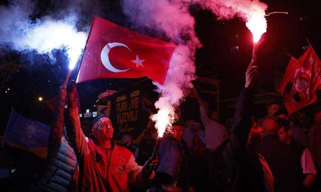 Erdoğan-Anhänger auf den Straßen Istanbuls. Der Präsident konnte mit einem nationalistischen Wahlkampf bei der Präsidentschaftswahl in Führung gehen. Mit Proteststimmen für den Ultra-Nationalisten Sinan Oğan drängen ihn seine Wähler vor der Stichwahl am 28. Mai aber noch weiter nach rechts. 