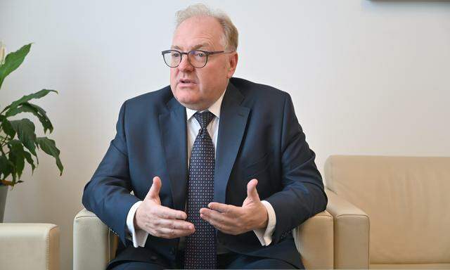 Eine stabile Demokratie müsse Signale setzen, sagt OeKB-Chef Helmut Bernkopf in Bezug auf Sanktionen.