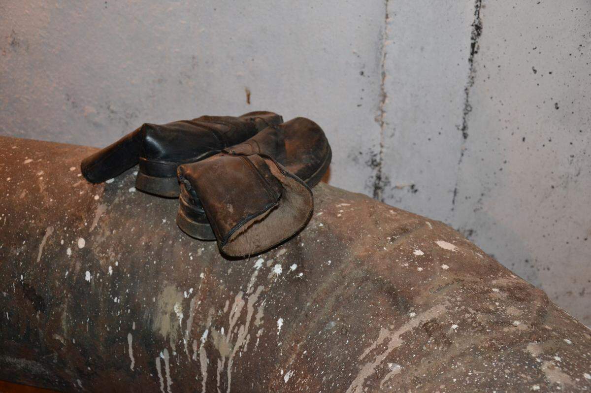 Bis zu neun Obdachlose übernachten allein in diesem Schacht, schützen sich zwischen Fernheizungsrohren vor der Kälte.