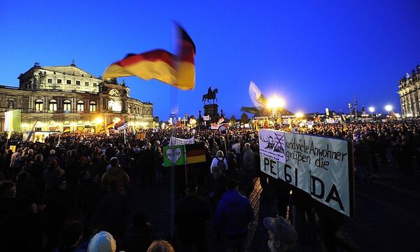 Die Dresdner Oper und Pegida. Eine Kombination die dem Dresdner Bürgermeister sauer aufstößt.