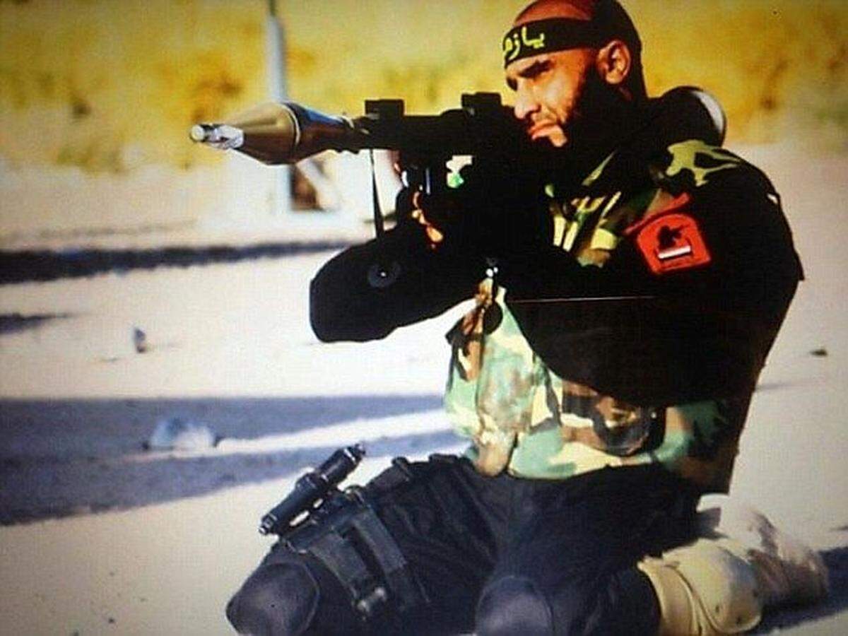 Einer Version zufolge war er früher akademisch ausgebildeter Sportlehrer; anderswo heißt es, er habe bei irakischen Spezialeinheiten gedient und sei schon vor seiner jetzigen Einheit in anderen Schiitenmilizen (der berüchtigten Mahdi-Armee) aktiv gewesen.