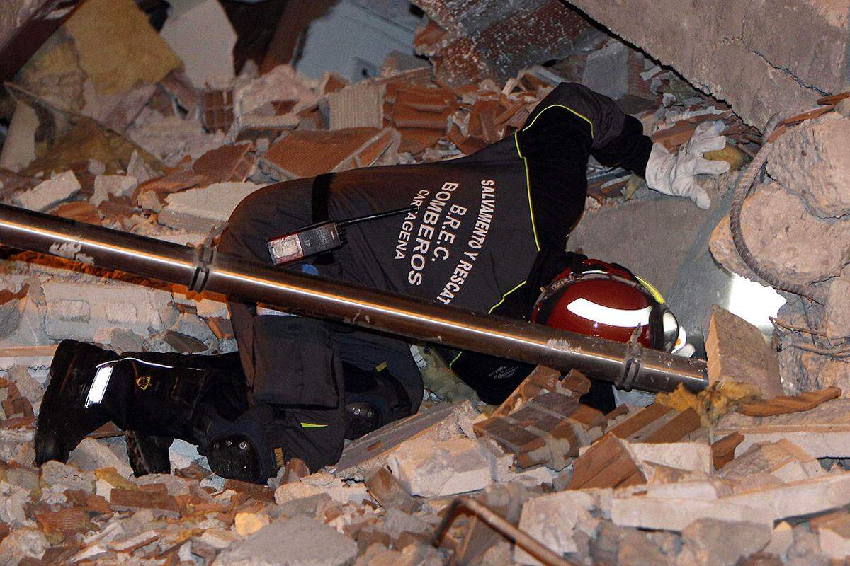 Am schwersten getroffen wurde die Stadt Lorca in der Provinz Murcia. Die Einsatzkräfte suchen unter den Trümmern eingestürzter Häuser weiter nach Vermissten.