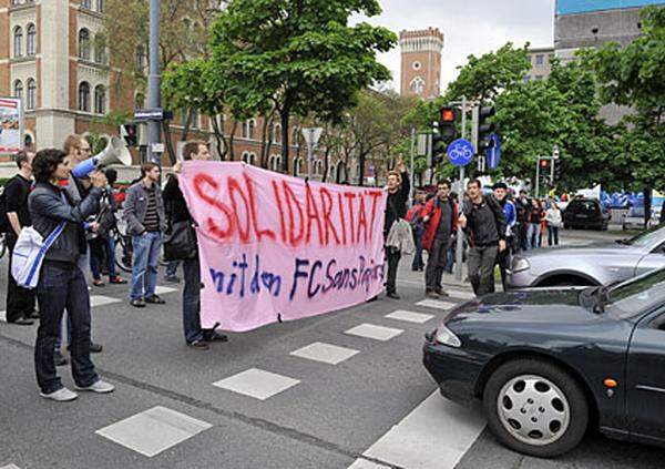 Über den Ring ging es zum Schwarzenbergplatz und dann in Richtung Laxenburger Straße zum Asylgerichtshof. "No border. No nation. Stop deportation" riefen die Demonstranten unter anderem. Di-Tutu Bukasa, Vereinsobmann des "FC Sans Papiers" deponierte beim Asylgerichtshof seine Forderung nach dem Bleiberecht für die Betroffenen.