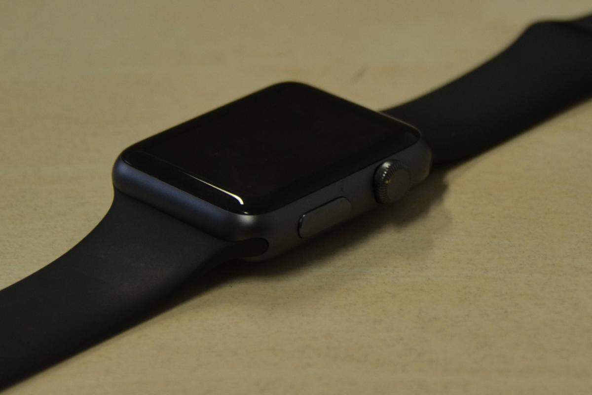 Bei der Optik hat sich Apple zu sehr an bereits bestehenden Designs orientiert. Und dann hat man sich für ein solches entschieden, das sehr an Funkuhren aus den 1990er-Jahren erinnert. Bezüglich Aussehen kann die "Apple Watch" definitiv nicht mit einer "Moto 360" oder einer "LG Watch Urbane" mithalten. Von Eleganz keine Spur.