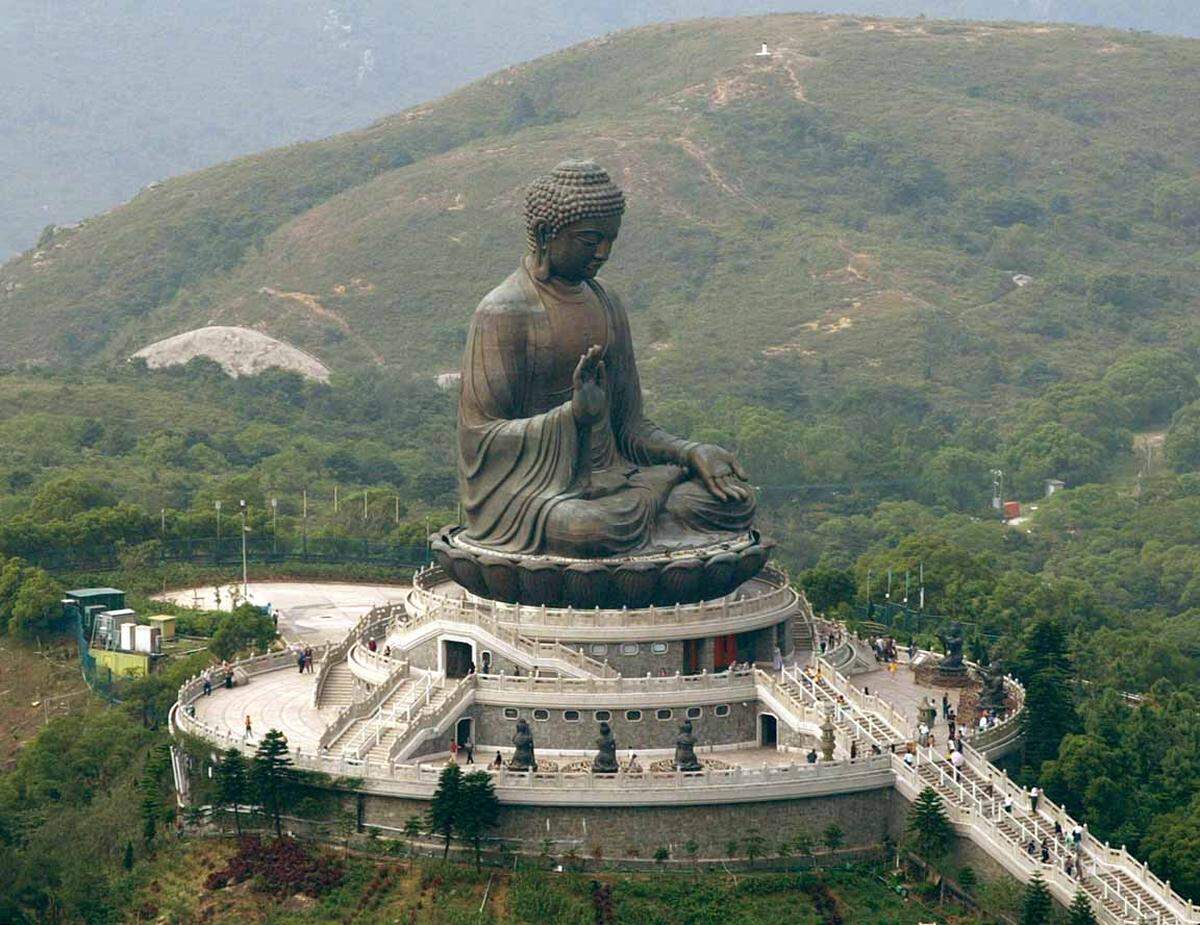 Das auch Big Buddha genannte Monument ist die weltgrößte freistehende Buddhastatue ihrer Art in sitzender Haltung. Sie befindet sich auf der Insel Lantau in Hongong beim Kloster Po Lin auf einer Bergspitze und ist bequem mit der Seilbahn erreichbar.