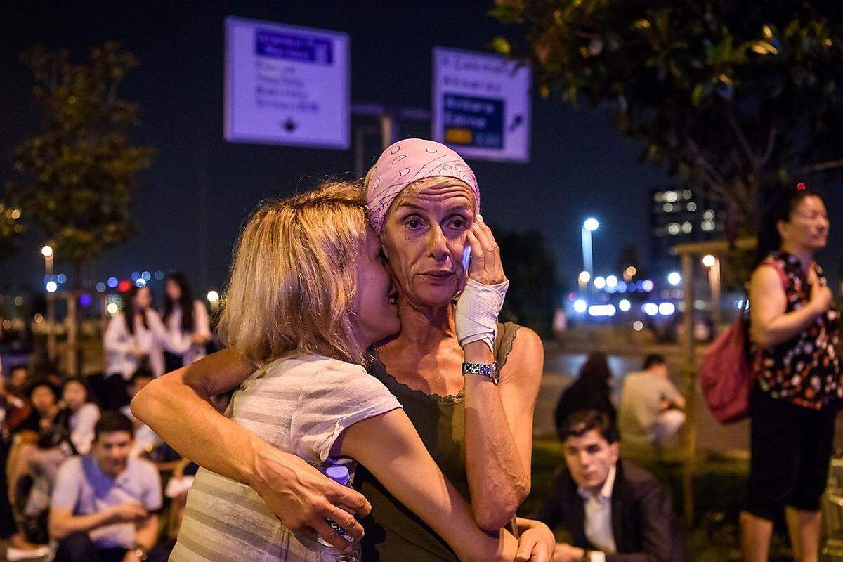 Tausende evakuierte Menschen stehen vor den Terminals. Viele weinen, sie suchen verzweifelt nach Angehörigen und Freunden.