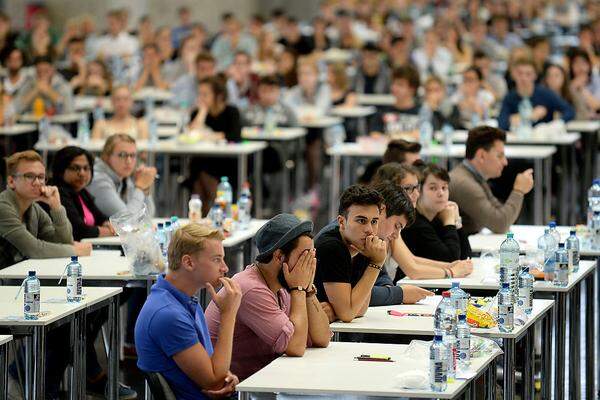 Der Medizinaufnahmetest feiert heute sein zehnjähriges Jubiläum. Die Bewerberzahl stieg in den vergangenen Jahren stetig - auch an der Med-Uni Wien. Im Jahr 2006 versuchten dort 3458 Bewerber ihr Glück. Heute sind es 5657.