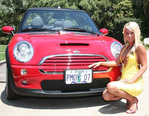 Berühmterweise bekamen "Playmates des Jahres" ein Auto als Preis. Doch in jüngerer Zeit hatte selbst diese Annehmlichkeit einen Haken: Das Auto war für ein Jahr geleast, danach musste es zurückgegeben werden. "Früher bekam das 'Playmate des Jahres' einen Porsche", wird Carla Howe im Online-"Independent" zitiert, "jetzt bekommt sie einen Mini Cooper, den sie nach einem Jahr zurückgeben muss."