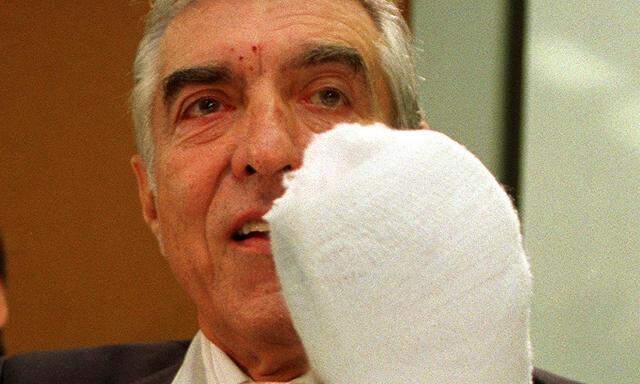 Dem ehemaligen Wiener Bürgermeister Helmut Zilk wurde von einer Briefbombe die linke Hand zerfetzt. 