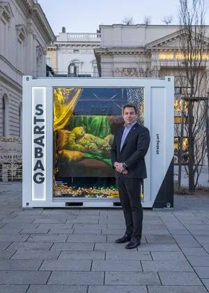 Sebastian Haselsteiner vor dem Strabag Kunstcontainer, der gerade vor dem Wiener Künstlerhaus steht.