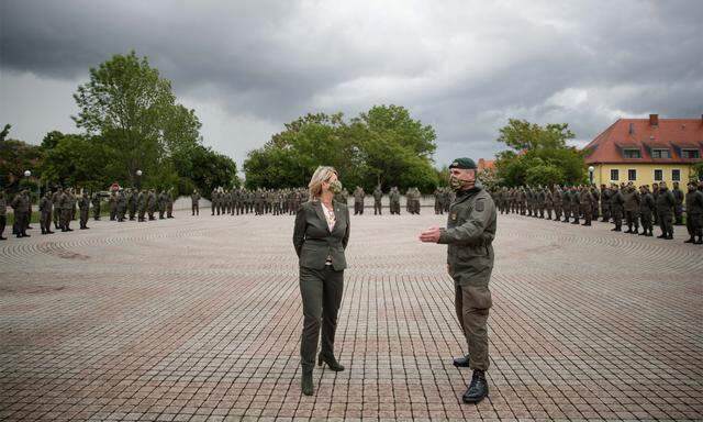 Verteidigungsministerin Klaudia Tanner vor Soldaten.