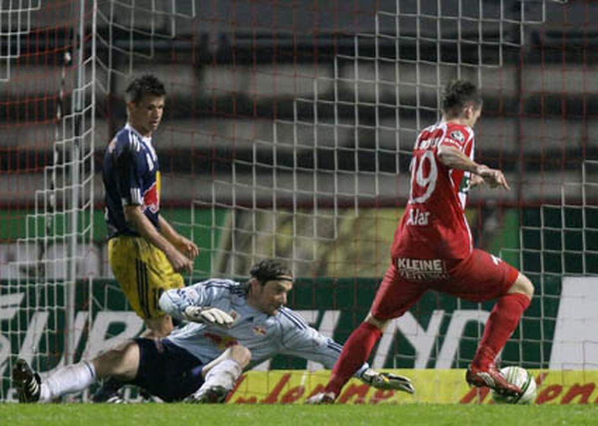 Doch es kommt ganz anders: Salzburg blamiert sich in Kapfenberg bis auf die Knochen und verliert mit 0:2. Dabei sind die Steirer ab der 37. Minute in Unterzahl, Marc Janko verschießt noch einen Elfer. Im Wiener Derby gewinnt die Austria gegen Rapid 1:0 und ist mit vier Punkten Rückstand erster Salzburg-Verfolger, Rapid liegt sechs Zähler hinter Salzburg und hat nur noch theoretische Chancen.