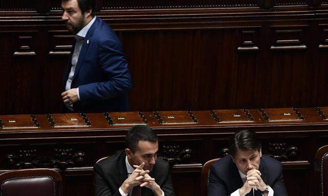 Eine schwierige Partnerschaft: Innenminister Salvini (hinten) stiehlt Vizepremier Di Maio und Premier Conte (re.) die Show.