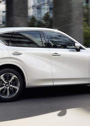 Als Plug-in-Hybrid kann der Mazda CX-60 bis zu 63 Kilometer emissionsfrei zurücklegen.