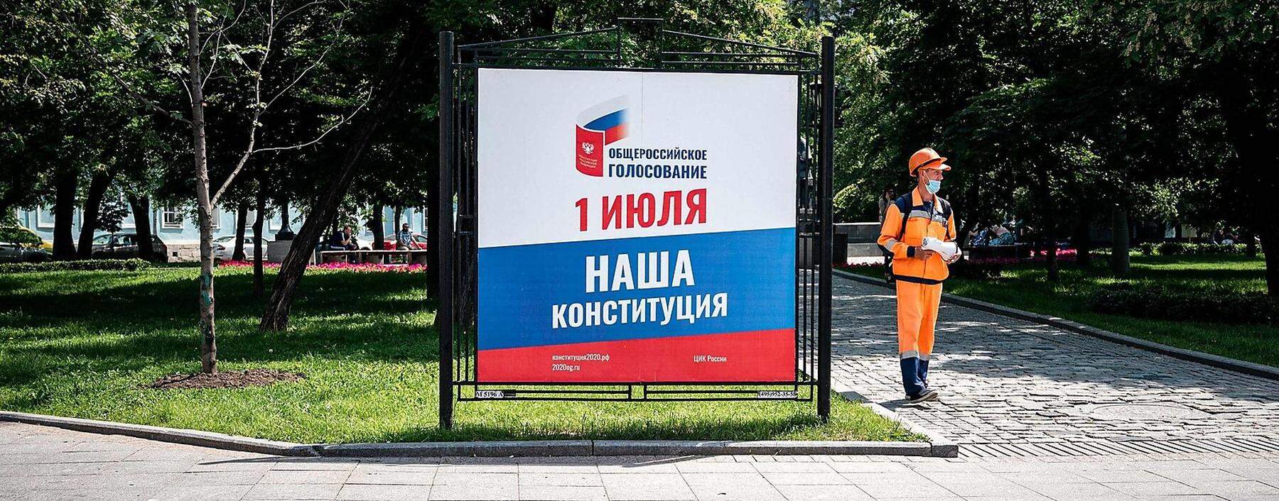 &quot;Unsere Verfassung&quot;: Ein Plakat der Wahlkommission informiert in Moskau über die Abstimmung.