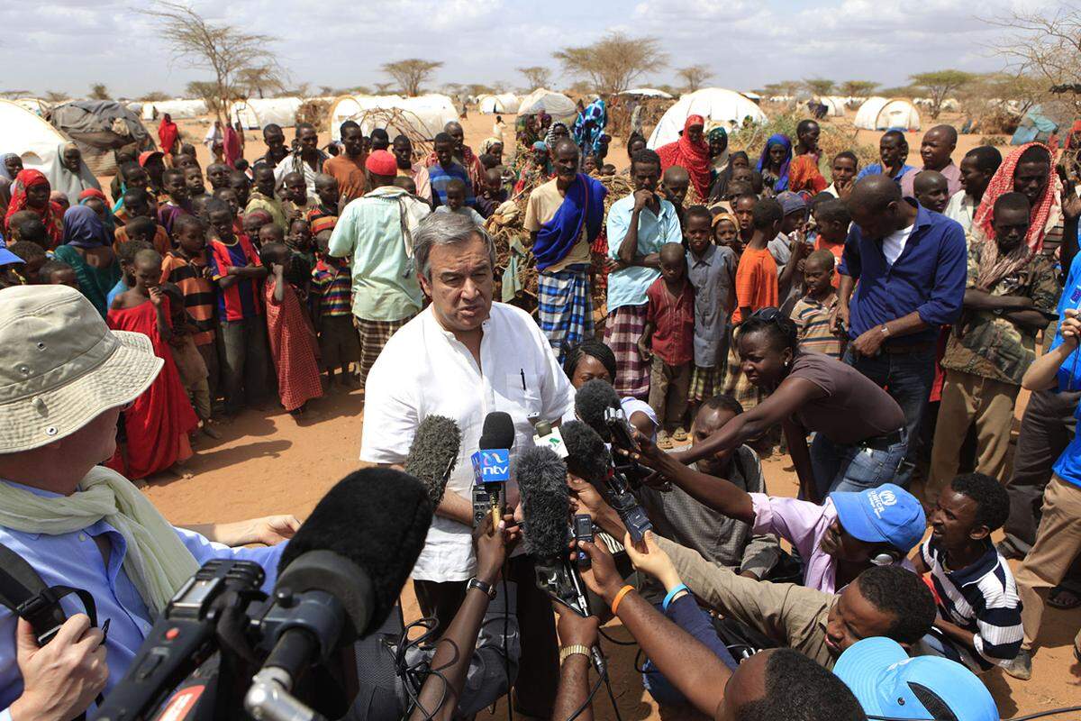 "Was ich hier gesehen habe, ist mit nichts zu vergleichen", sagt Antonio Guterres, Chef des Flüchtlingshochkommissariats der UNO (UNHCR), der das Lager besucht hat. "Ich habe viele Flüchtlingslager in der ganzen Welt gesehen, aber noch niemals Neuankömmlinge in einer derart verzweifelten Lage", so der Portugiese. Er rief die internationale Gemeinschaft zu "massiven Spenden" auf.