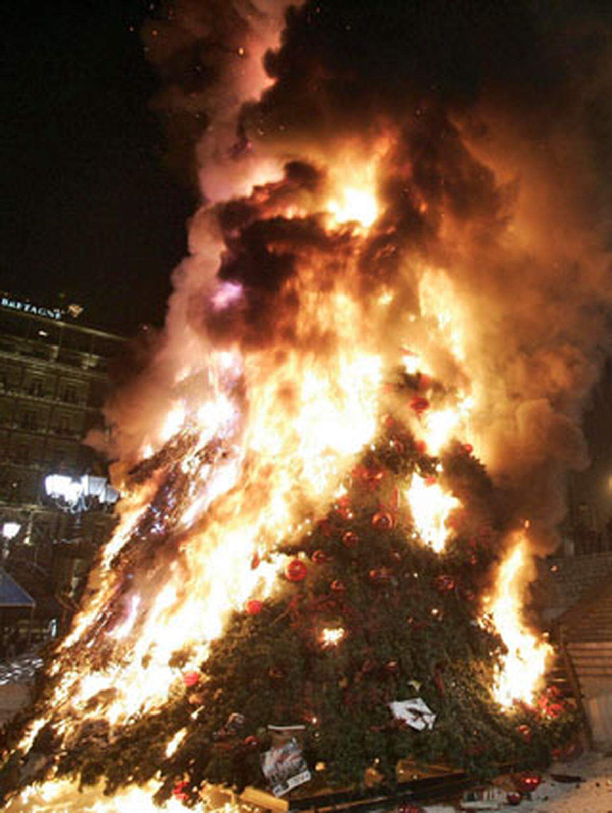 Indes wird weiter randaliert. "Oh Tannenbaum" auf Griechisch sangen die Demonstranten am Montagabend, als sie den großen Christbaum der Stadt Athen in Brand steckten.
