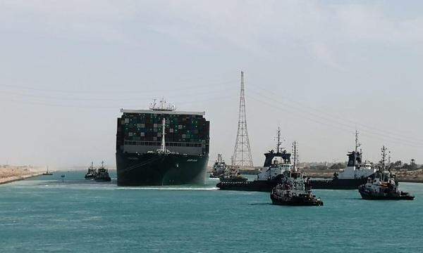 Eine der wichtigsten Handelsverbindungen, der Suezkanal, verläuft in dieser Weltregion. Das kann auch eine Gefahr für die Lieferketten bedeuten. 