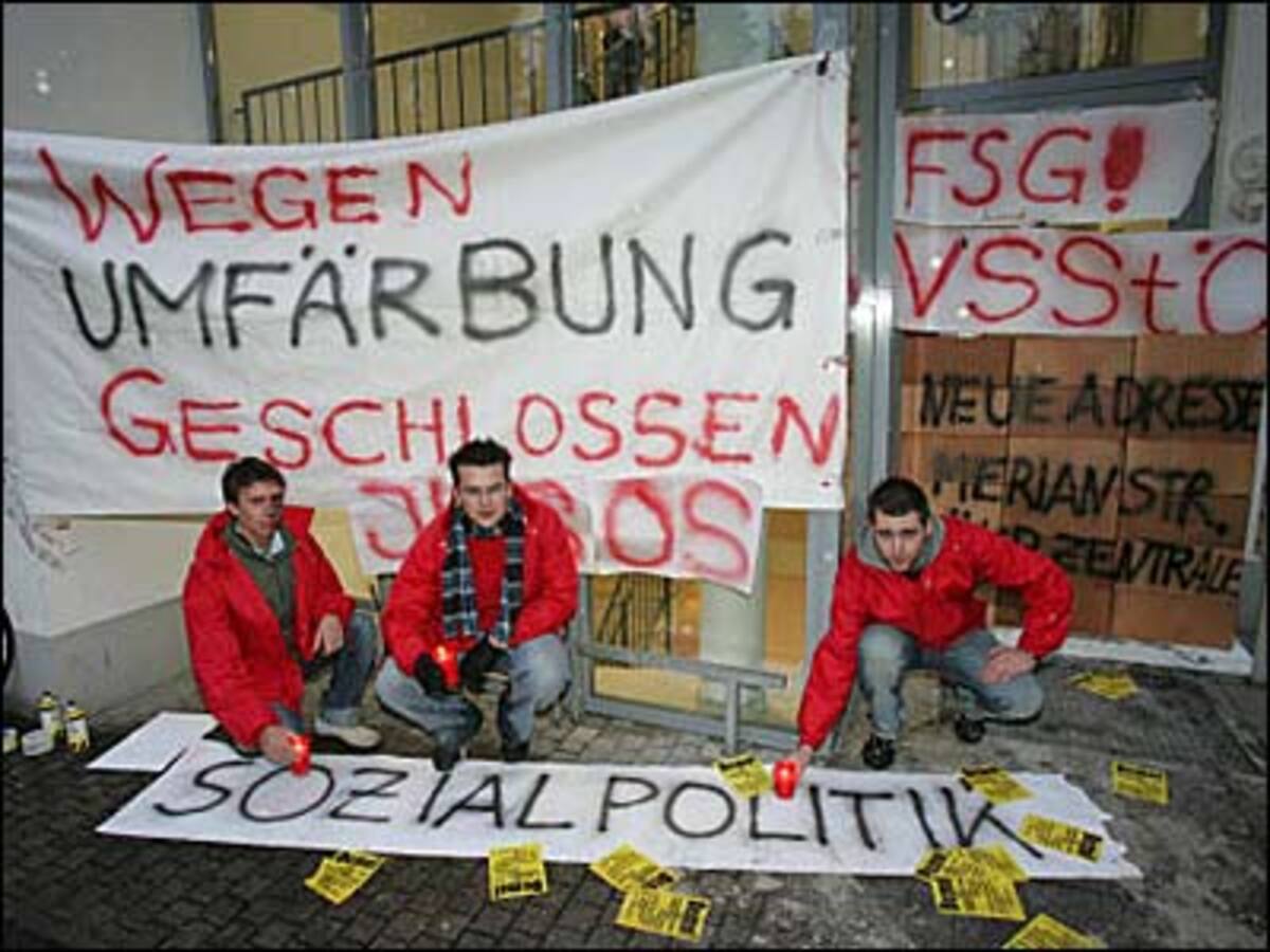 Mehrere Dutzend Studierende versammelten sich auf dem stark frequentierten Ferdinand-Hanusch-Platz in Salzburg. Einige kehrten bei jeder Grünphase für die Fußgänger die Fahrbahn, andere wiederum hielten ein Transparent mit der Aufschrift "SPÖ-Wahlbetrug - Studiengebühren bleiben". "Wer hat uns verraten, die Sozialdemokraten", rief der Sprecher der Gruppe mit einem Megafon.