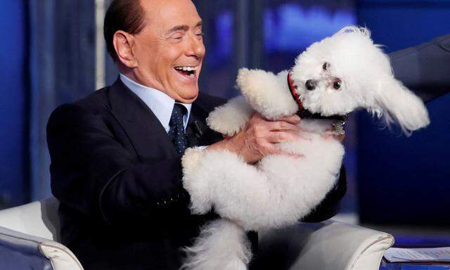 Immer für einen guten Schnappschuss zu haben: Silvio Berlusconi in einer Talkshow im Jahr 2017.