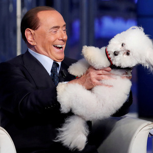 Immer für einen guten Schnappschuss zu haben: Silvio Berlusconi in einer Talkshow im Jahr 2017.