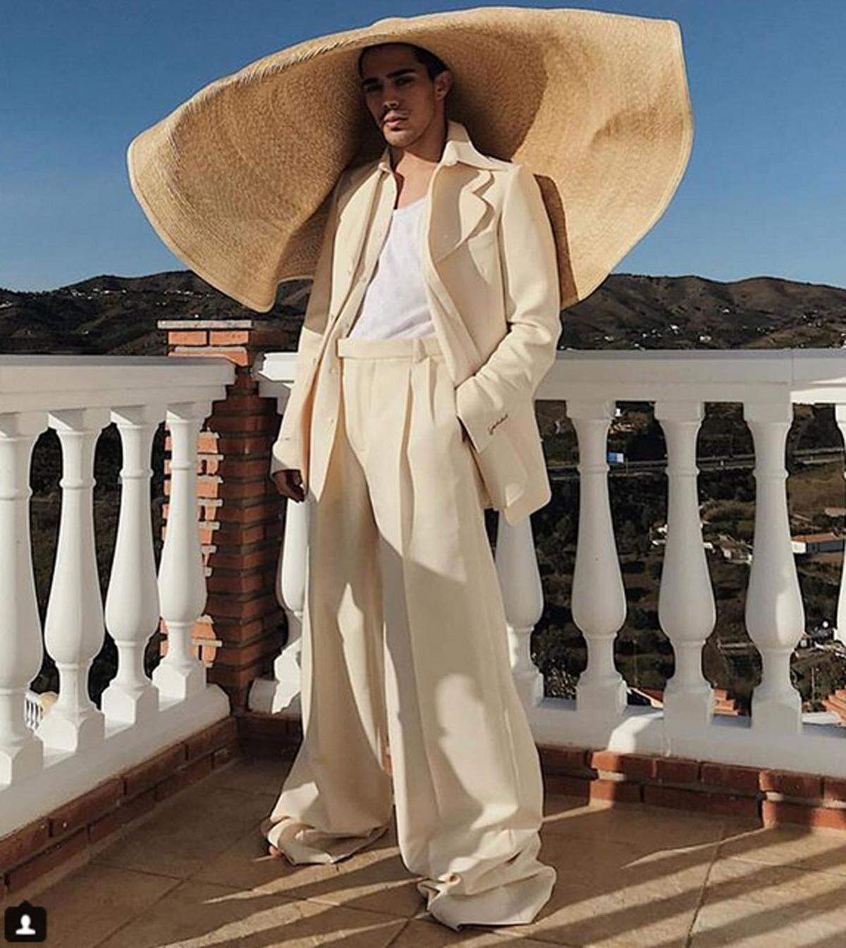Besonders begehrt ist der "La Bomba" Hut - den gibt es übrigens in zwei Größen - des High Fashion Labels Jacquemus, der immer wieder ausverkauft ist.