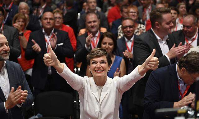 Pamela Rendi-Wagner versucht am Bundesparteirat in Wien positive Stimmung zu versprühen.