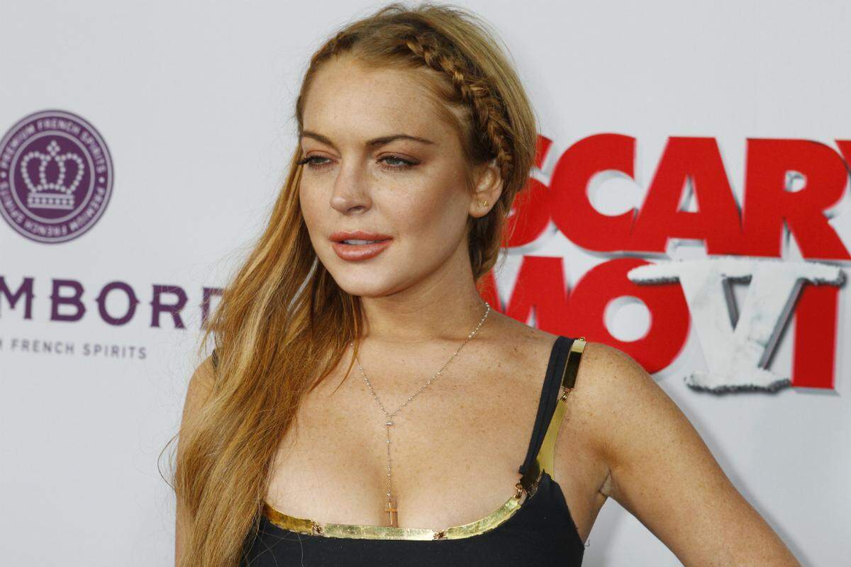 Lindsay Lohan  will offenbar auch einmal auf der anderen Seite der Anklagebank sitzen. Das Starlet plane eine Klage gegen die Spielefirma Rockstar Games, berichtet "TMZ". Angeblich hätten sich die Entwickler von "Grand Theft Auto V" zu freizügig an Aussehen und Persönlichkeit der Schauspielerin bedient.