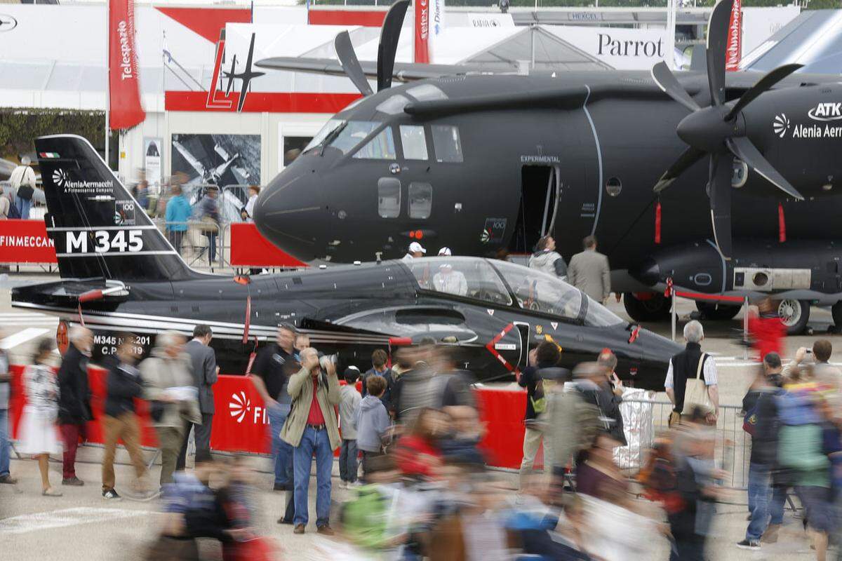 130 Flugzeuge und Helikopter wurden auf der weltgrößten internationale Luftfahrtmesse von Le Bourget ausgestellt. Für die Hersteller war die Messe ein voller Erfolg: Aufträge im Wert von 115 Milliarden Euro wurden verkündet - ein Rekord, wie die Messeleitung zum Abschluss am Sonntag mitteilte.