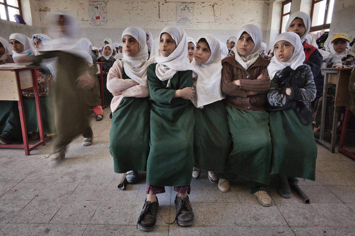 Ein jemenitisches Sprichwort lautet: Ein Mädchen verlässt ihr Haus nur zwei Mal – wenn es heiratet, und wenn es stirbt. Im Jemen als Frau geboren zu werden, bedeutet: Die Chancen, in eine öffentliche Schule zu gehen, lesen und schreiben zu lernen, sind gering. Laut Unicef wird jedes dritte Mädchen in Jemen vor ihrem 18. Geburtstag verheiratet. Das Projekt der palästinensischen Fotografin Laura Boushnak dokumentiert die ersten Freiheiten junger jemenitischer Schülerinnen.