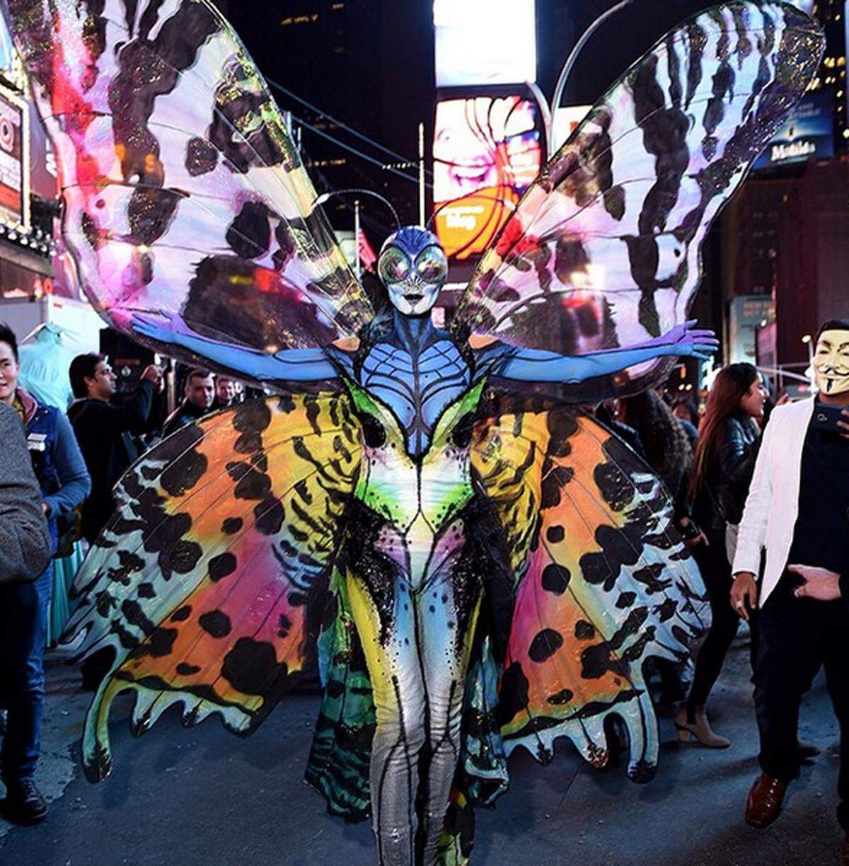Heidi Klum ist seit Jahren für ihre aufwendigen Kostümiereungen zu Halloween bekannt. In diesem Jahr verkleidete sie sich als Schmetterlingn inklusive XXL-Flügel und Maske.