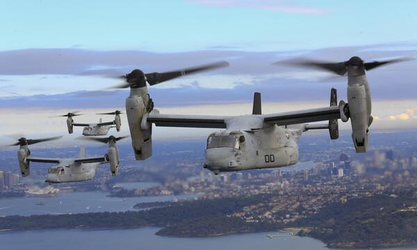Drei Maschinen des Typs MV-22B Osprey - bei einem Trainingsflug.