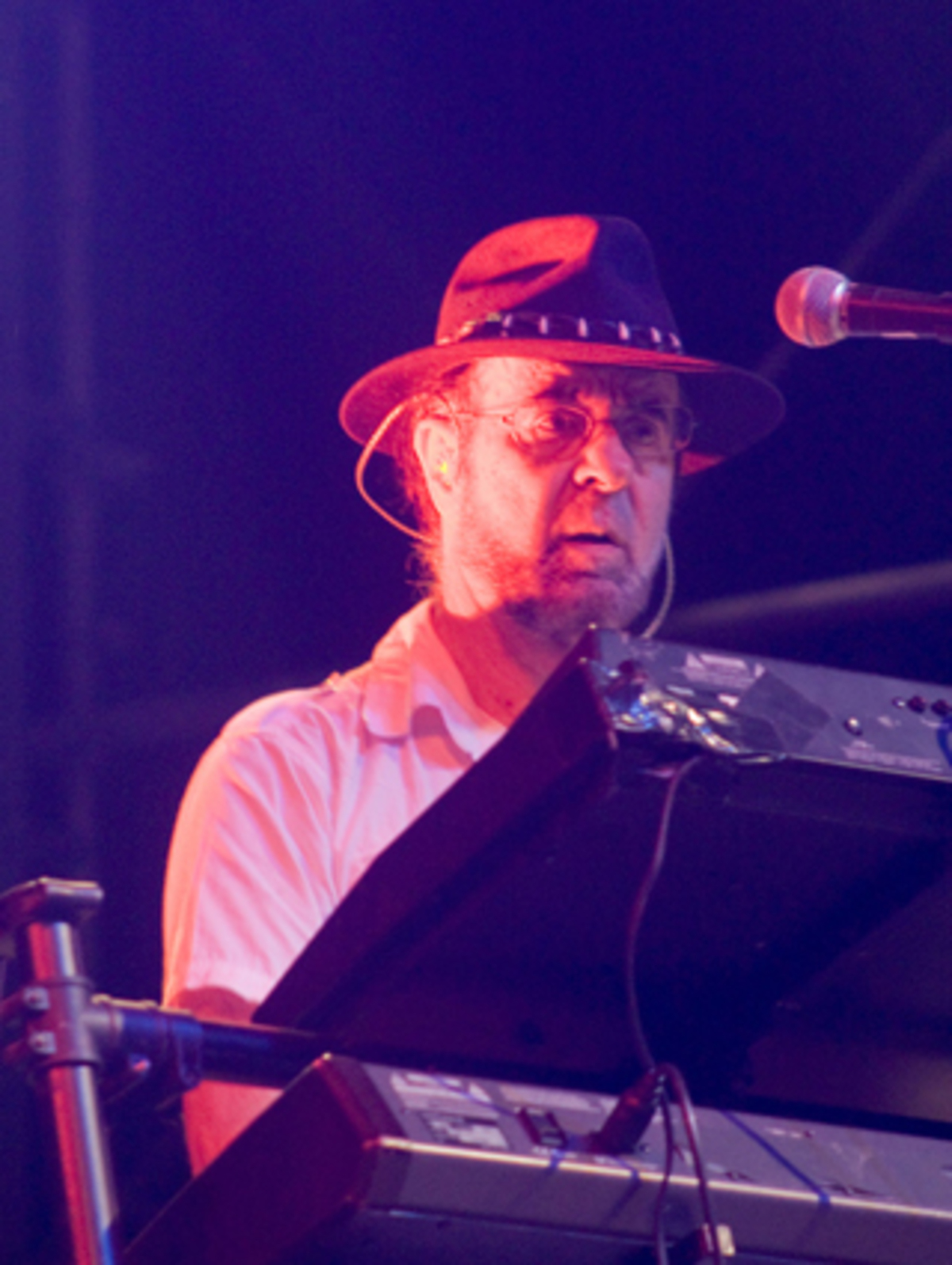 Den Abend beschließen durfte die Earthband rund um Manfred Mann. Blinded by the light, Demolition man, Joybringer, Do Wah Diddy Diddy, Fox on the road, ... die Liste von unsterblichen Liedern, die der Feder des legendären Komponisten/Keyboarders mit Hut seit 1971 entrannen, ist lang und beeindruckend.