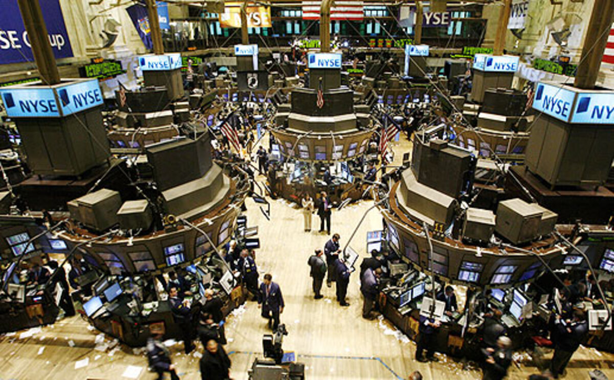 In den späten 90ern lockten die unbekannten Möglichkeiten des WorldWideWeb. Dotcom-Firmen schossen wie Pilze aus dem Boden. Die Anleger investierten dankbar in alles, was sich ihnen bot. Ein Ende des Traums war nicht abzusehen. Und es kam doch. Nach dem März 2000 war alles vorbei. Diesmal dauerte die Baisse aber drei lange Jahre.