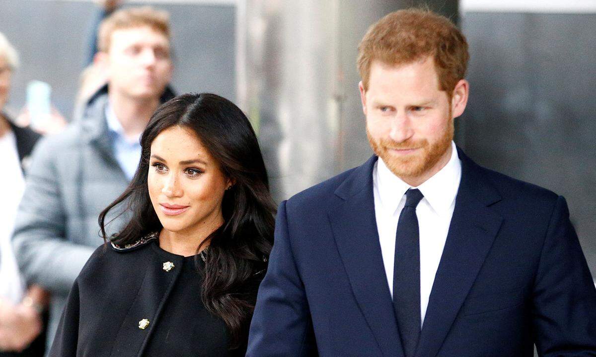 Wie die "Vanity Fair’s" erfahren haben will, sollen Meghan und Harry zudem ganz mit der Zeit gehen und auf die neueste Technik setzen. Ihr Domizil soll mit Kameras, Sicherheitsfenstern und neuesten Soundsystemen ausgerüstet sein, alles steuerbar über ihre Smartphones. Da kann selbst Mary Poppins nicht mithalten.