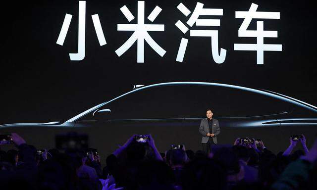  Firmenchef Lei Jun hat bei der Präsentation des ersten Elektroautos ehrgeizige Ziele verkündet.