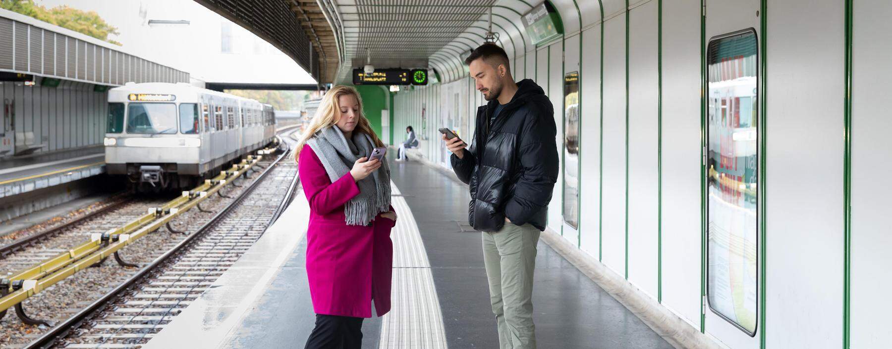 Daniela Schuh und Antonio Šošić sind Arbeitskollegen. Wie fühlen sie sich, mit jemandem unterwegs zu sein, der nur in sein Handy starrt?
