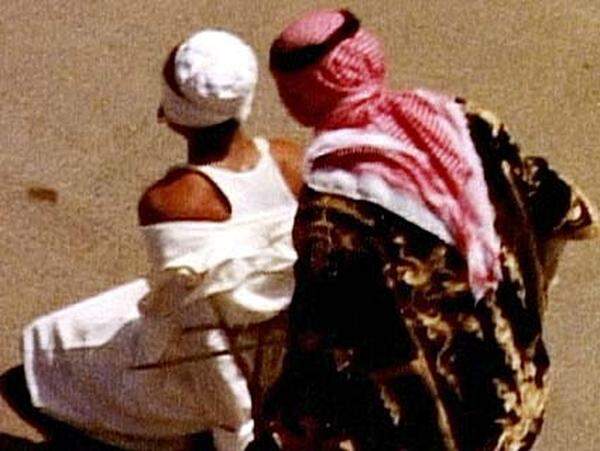 Im Jahr 2009 wurden in Saudi-Arabien 69 Menschen hingerichtet, im Jahr davor waren es noch 102. Todesurteile werden für religiöse Vergehen ausgesprochen, so etwa Koranschändung, Gotteslästerung und Glaubensabkehr vom Islam. Dazu kommt eine Reihe sozialer und sexueller Vergehen (auch Homosexualität). Saudi-Arabien ist das einzige Land der Welt, in dem die Todesstrafen durch Enthauptung vollstreckt werden.   Im Bild: Öffentliche Vollstreckung der Todesstrafe, aus der ORF-Sendung "Kreuz&amp;Quer".