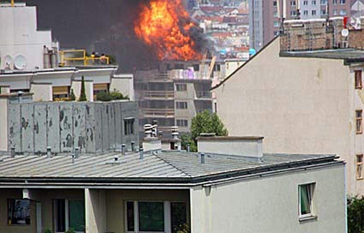 Bei einem Dachbrand in Wien-Favoriten kam es am Mittwoch zu einer heftigen Explosion. Dabei erlitten drei Arbeiter einen Schock.