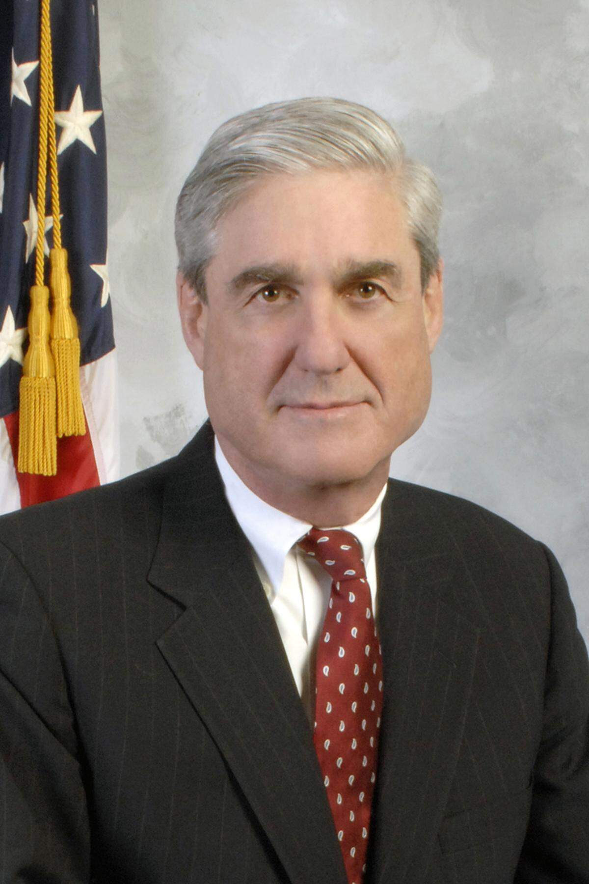 Robert Mueller (Bild) war seit 2001 FBI-Direktor. Der FBI-Chef ist direkt dem Justizminister unterstellt. Das FBI beschäftigt rund 35.000 Mitarbeiter, davon rund 13.000 Agenten, der Rest sind Analytiker, Wissenschaftler und andere unterstützende Mitarbeiter. Das Jahresbudget betrug zuletzt 8,1 Milliarden US-Dollar.