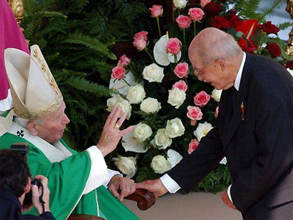 Der überzeugte Katholik sprach sich stets dafür aus, den Gottesbezug in die Europäische Verfassung einfließen zu lassen. Über Papst Johannes Paul II schrieb er ein Buch.