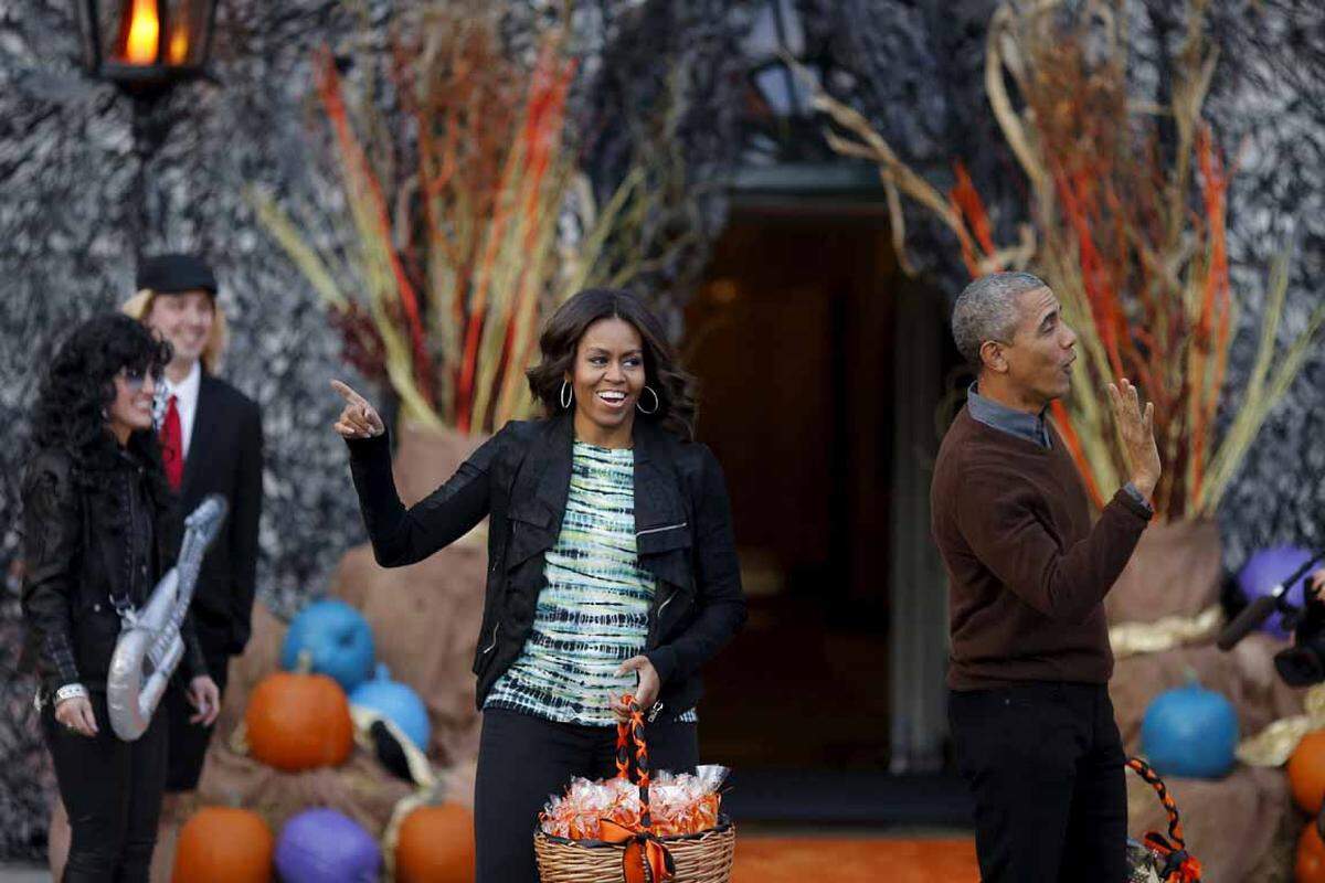 US-Präsident Barack Obama und seine Frau Michelle haben zu Halloween am Freitag im Weißen Haus Süßigkeiten an dutzende verkleidete Kinder verteilt.