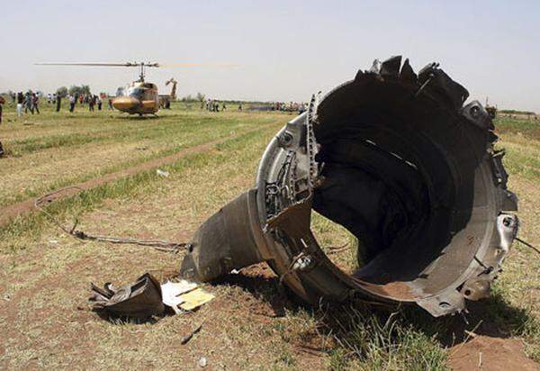 Reporter des Fernsehsenders Irib berichteten, Trümmerteile des Flugzeugs seien im Umkreis von mehreren hundert Metern um die Absturzstelle herum verstreut.