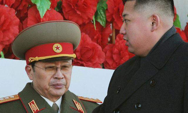 Diktator Kim Jong-un (r) setzte sich im Machtkampf mit seinem Onkel durch. 