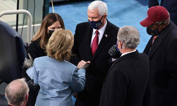 Pence im Gespräch mit Ex-First-Lady Laura Bush und Ex-Präsident George W. Bush.