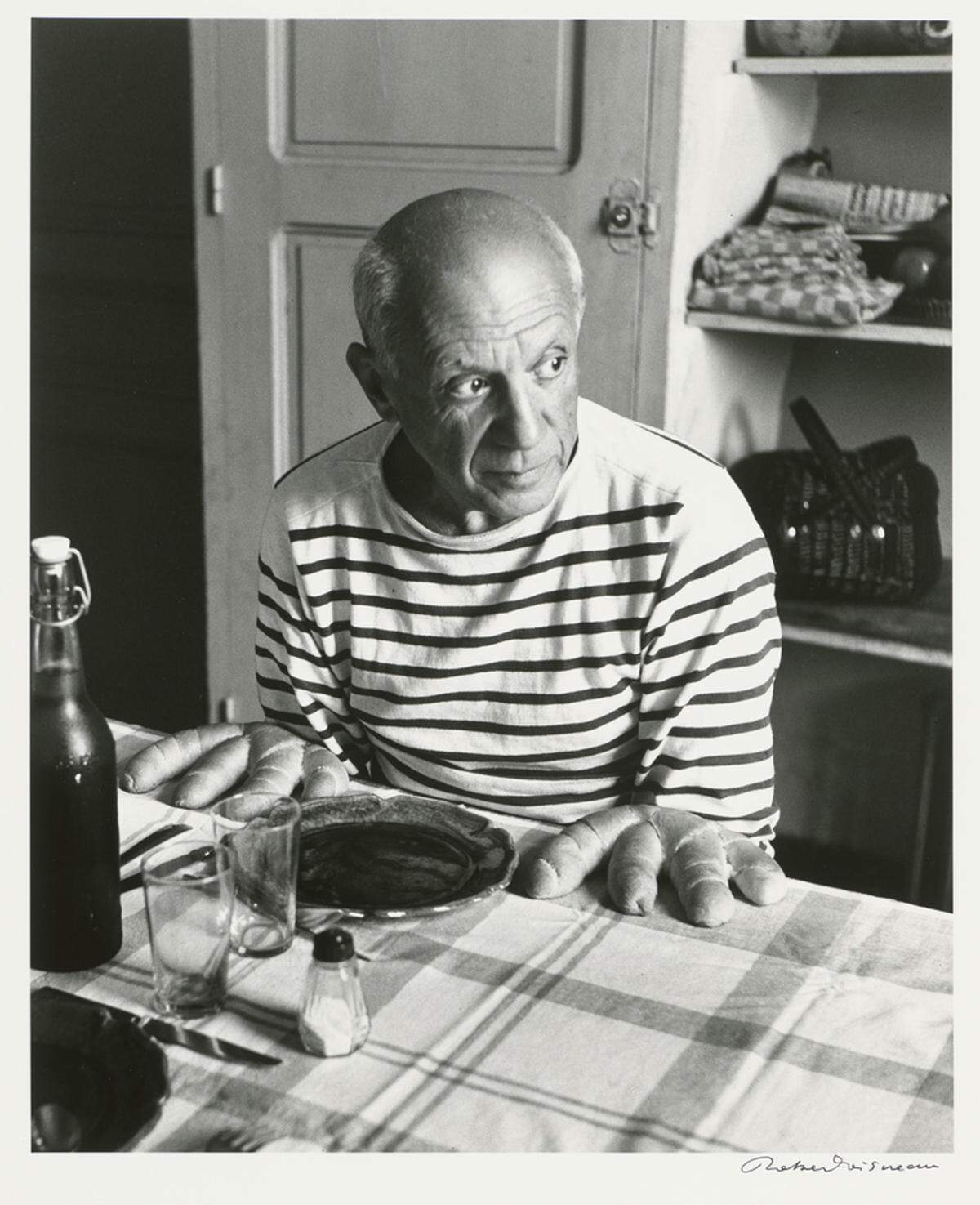 Viele der ausgestellten Porträts sind Schwarzweiß-Fotografien. Robert Doisenau setzte 1952 einen der weltweit bekanntesten Künstler in Szene, den Kubisten Pablo Picasso. Das Bild trägt den Titel "Les Pains de Picasso" ("Die Brote von Picasso").