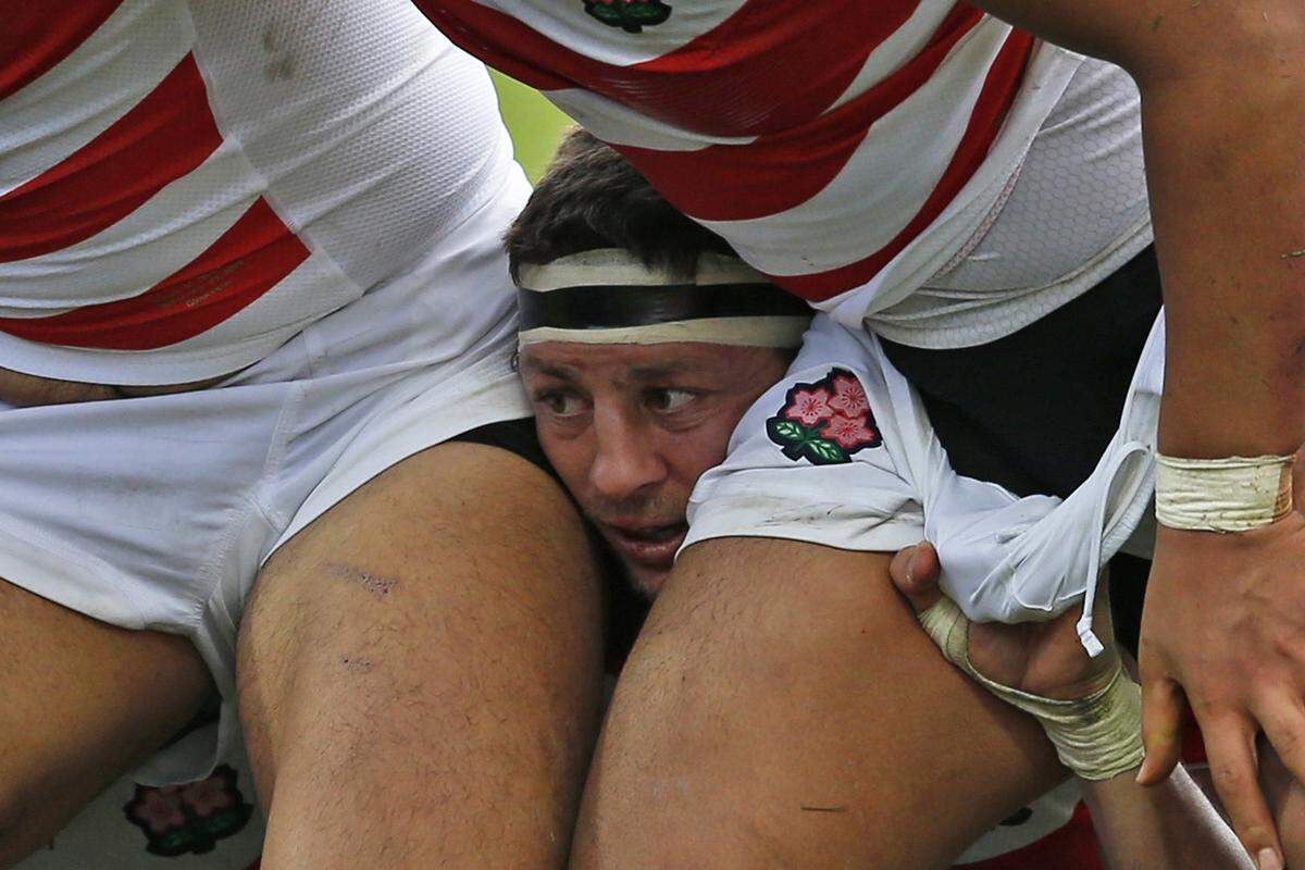 Japans Luke Thompson (Mitte) auf Tuchfühlung mit den Kollegen beim Rugby World Cup 2015 in Kingsholm, England.